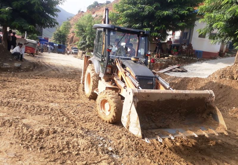 मन्थली बजार क्षेत्रको सडकमा थुप्रीएका गेगर तथा माटो हटाउँन नगरपालिका सक्रिय