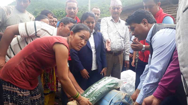 साँघुटारका आगलागि पीडितलाई जिल्ला विपद् व्यवस्थापन समितिद्धारा नगद सहित राहात सामाग्री प्रदान