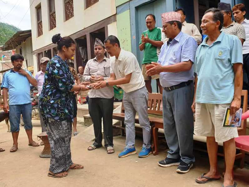 साँघुटारका आगलागि पीडितलाई रामेछाप उद्योग वाणिज्य संघद्धारा आर्थिक सहयोग