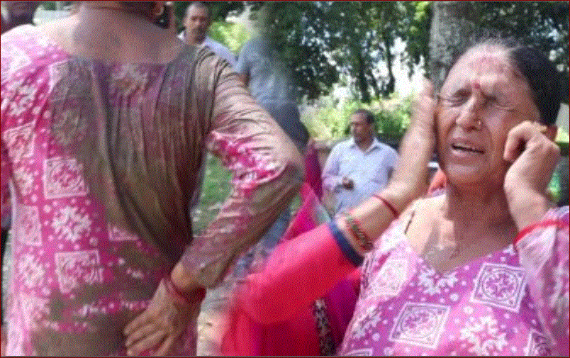 चितवन काण्डले लियो अर्को रुप-पत्रकार रवी लामिछानेकि आमा माथि लठ्ठी प्रहार,, रुँदै गरिन सबै नेपालीलाई यस्तो अनुरोध-हेर्नुहोस्(भिडियो)