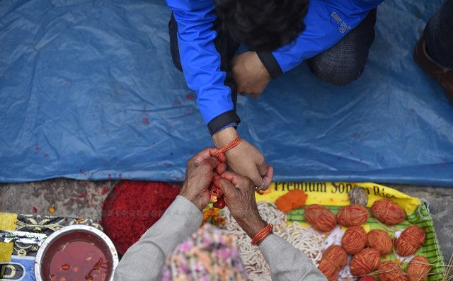 आज रक्षा बन्धन: किन बाधिन्छ हातमा रक्षा बन्धन ?