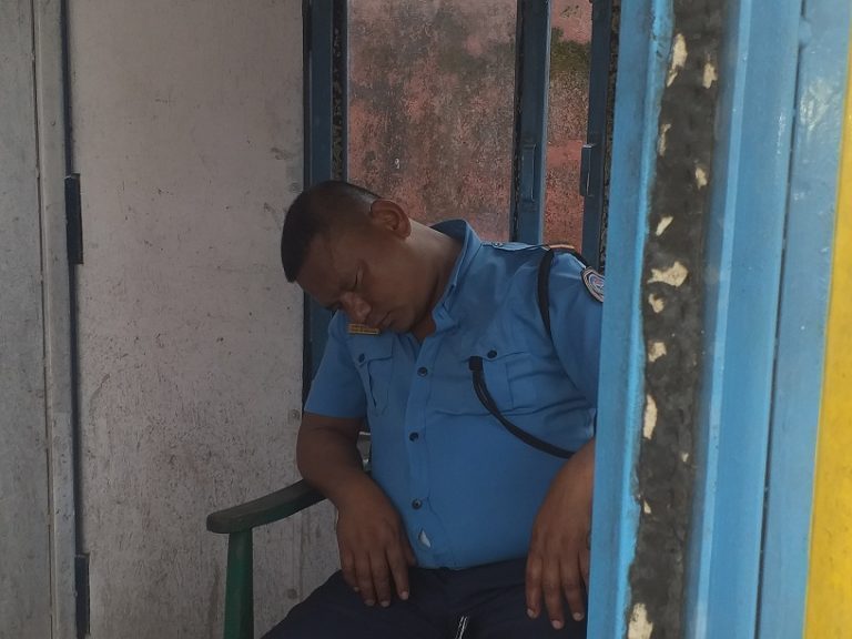 ड्युटीमा खटिएका प्रहरी हवल्दार यसरि निदाए पछी बन्यो भाईरल