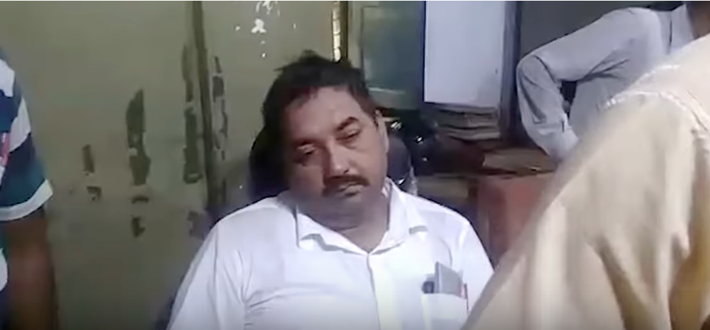 मदिराले मातिएका यिनै हुन् मालपोत प्रमुख,यतिसम्म गरे अफिस भित्रै तमासा<हेर्नुहोस(भिडियो)