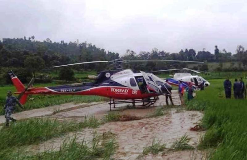 मौसममा खराबी आएपछि चारवटा हेलिकप्टर काभ्रेको धानबारीमा आकस्मिक अवतरण