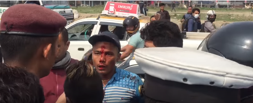 काठमाडौंको तिनकुनेमा बस चालक र सह-चालक बिच बाटो मै यसरि भयो कुटाकुट (भिडियो)
