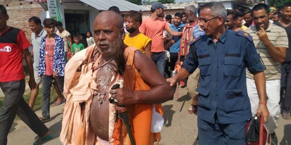 जोगीको भेषमा कलंक ! बच्चाको मृगौला चोर्न आएको आशंकामा कञ्चनपुरबाट ३ भारतीय जोगी पक्राउ