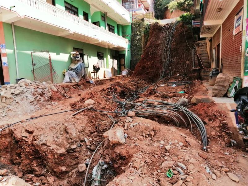 मन्थली बजारको ठाउँ ठाउँमा पार्किङ स्थल बन्दै