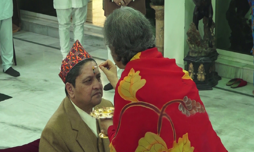 आज कसैको कुरा काट्ने दिन होइन आज परिवारसँग बसेर रमाइलो र खुशी साट्ने दिन हो  भन्दै ,पूर्व राजा ज्ञानेन्द्रले लगाए बहिनीको हातबाट भाइटीका