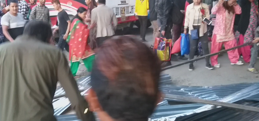 रत्नपार्क काण्ड – खुलामञ्च बसपार्कमा तोडफोड,प्रहरी मुखदर्शक,हेर्नुहोस (भिडियो)