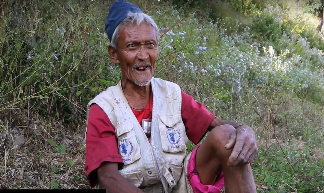 राज्याको नजर भन्दा बाहिर,८० बर्षमा पनि घाँस- दाउरा गर्दै पूर्व नेता, गीत गाँउदै सुनाए अनेकौं कहानी(भिडियो)