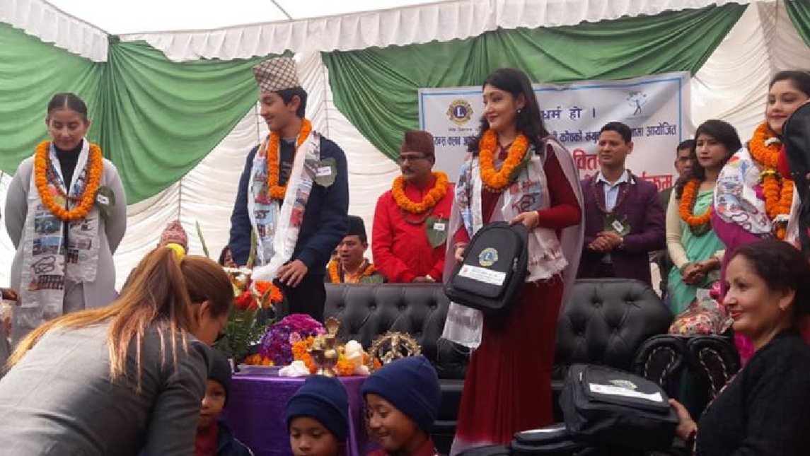 छोरालाई लिएर हिमानी पुगिन गरीब विद्यार्थीलाई सहयोग गर्न स्कुल