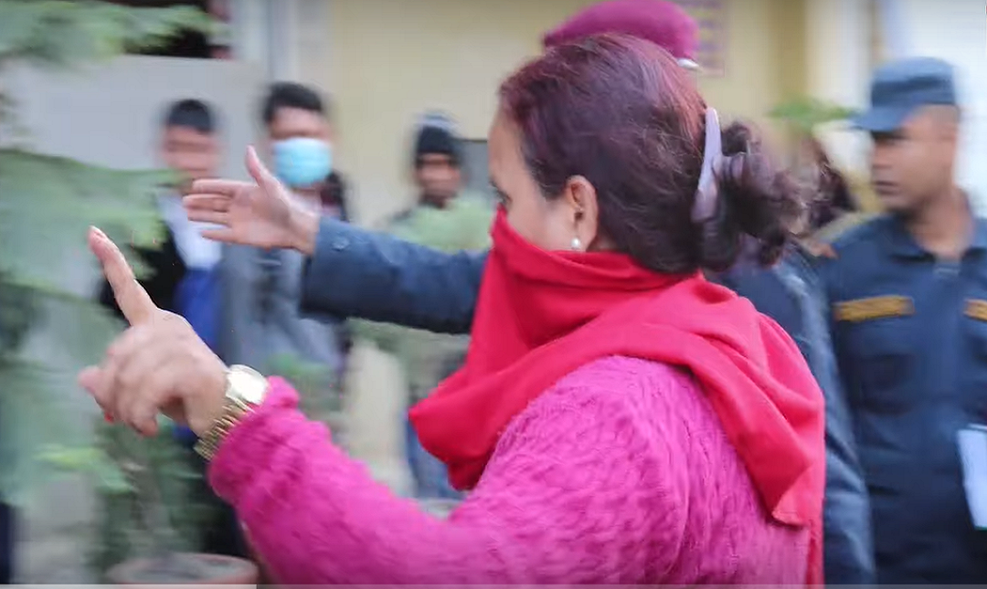 सारदा पाण्डे प्र*हरी फ*न्दामा,फोटो नखिच्नुहोस भन्दै पत्रकारलाई समेत थर्काईंन सारदाले(भिडियो)