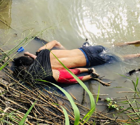 २०१९ का अन्तिम तस्विर ! नदीमा डु!बेका यी बाबु छोरीको तस्विरले जसले बिश्वलाई नै रु!वायो