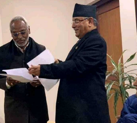 सम्झौतापत्र आदान गर्दै राजपा अध्यक्ष राजेन्द्र महतो, नेकपा अध्यक्षद्वय केपी ओली र पुष्पकमल दाहाल ‘प्रचण्ड‘ ।