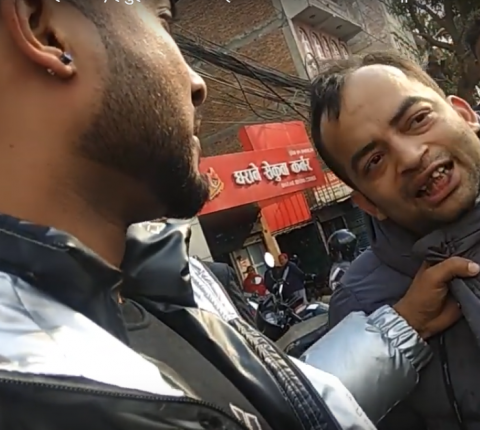 पैसा नदिएको भन्दै समिर खानले गरे निर्देशक मुनाल माथि हातपात,झन्डै लियो अर्को रुप(भिडियो)
