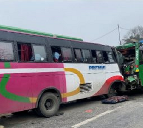 एकापसमा बस  ठोकिदा दुवै बसमा सवार २० यात्रु घाइते