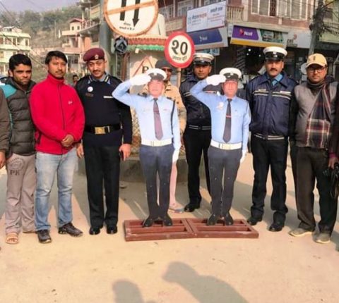 ट्राफिक सचेतनाको लागि सडकमा “डमी ट्राफिक प्रहरी”