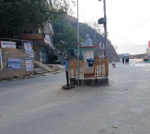 लकडाउनको तेस्रो दिन मन्थली बिहानैदेखी पूर्णरुपमा बन्द
