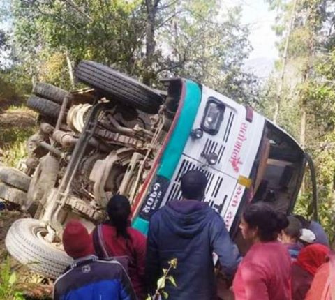 रामेछापबाट काठमाडौं जादै गरेको बस काभ्रेमा दुर्घटना हुँदा २५ जना घाइते