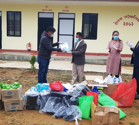 रामेछापको दोरम्बा गाउँपालिकालाई पिपिइ सहितका स्वास्थ्य सामाग्री प्रदान