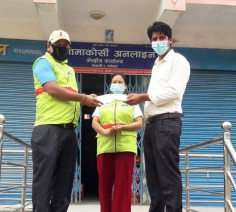 जेसिजद्वारा ट्राफिक प्रहरी र पत्रकारलाई मास्क प्रदान