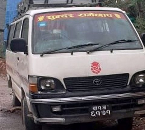 दुई जनाको पासलाई किर्ते गरी १२ जना यात्रु लिएर रामेछाप आएको माइक्रो प्रहरी नियन्त्रणमा