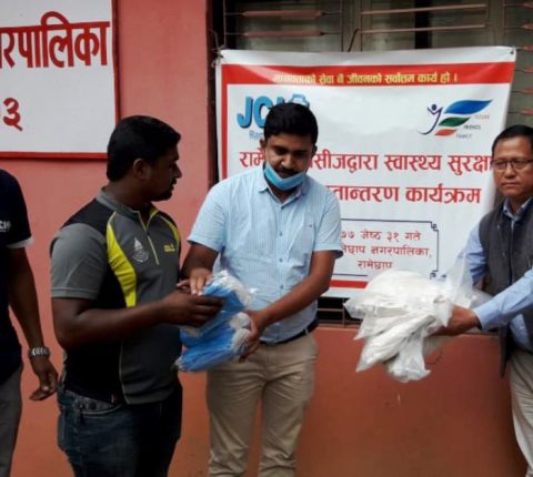 रामेछाप नगरपालिकालाई जेसीजद्धारा स्वास्थ्य सामाग्री सहयोग