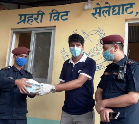 रामेछाप जेसिजद्वारा प्रहरीलाई मास्क र पन्जा वितरण