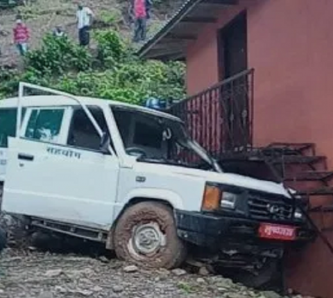 एम्बुलेन्स दुर्घ,टना, चार जना घाइते