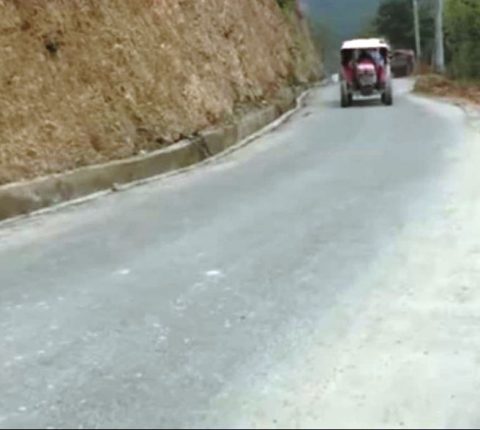 टालटुल पारिएको सडक पनि उप्किन र भासिन थालेपछि मन्थली बजारको एकतर्फी आवागमन बन्द