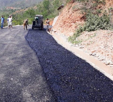 सित्खा आँपचौर चुल्ठेपानी सडकको कालोपत्रे सुरु, जिल्ला स्तरीय टोलीद्धारा अनुगमन