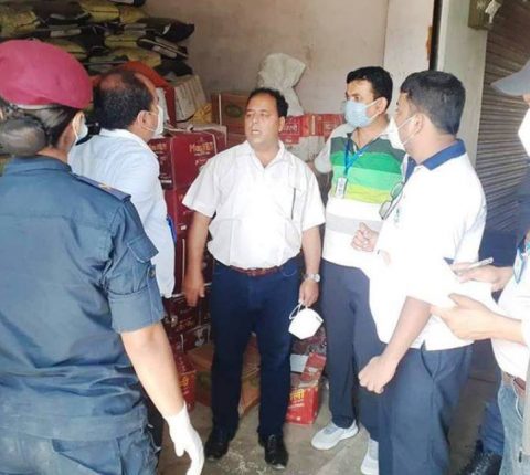 लकडाउनमा सिन्धुलीमा बजार अनुगमन , म्याद गुज्रेका अखाद्य बस्तु नष्ट