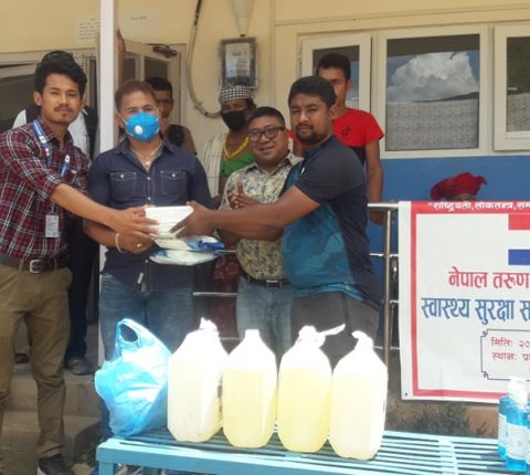 मन्थली प्राथमिक स्वास्थ्य केन्द्रलाई तरुणदल रामेछापद्वारा स्वास्थ्य सामग्री सहयोग