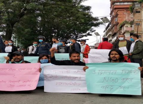 प्रधानन्यायाधीश विरु द्ध महाअभि योग माग्दै माइतीघरमा प्रद र्शन