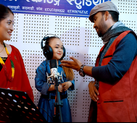 हल्का रमाईलोका चर्चित कलाकार राजु पौडेल”मास्टर”र अनिता बस्नेत”मास्टरनि”ले भाईरल मुना मगरको यस्तो गित रेकर्ड गराए,हेर्नुहोस भिडियो