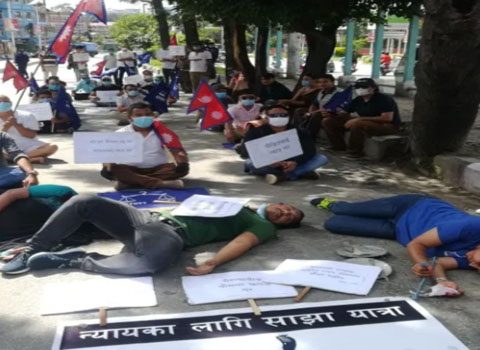 सडकमा लम्पसार सुतेर वि’रोध