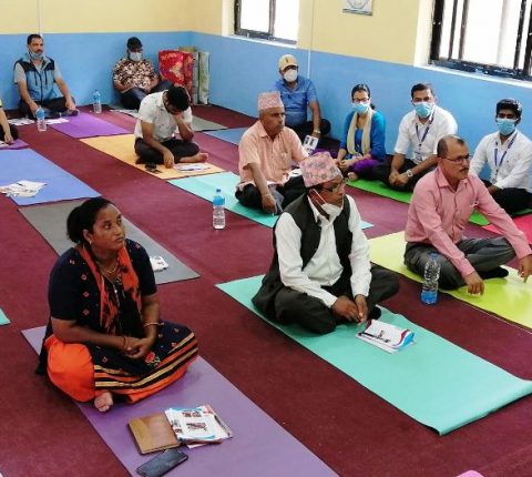 जनप्रतिनिधि र पत्रकारलाई आयुर्वेद सेवाका बारेमा जानकारीसंगै योग अभ्यास