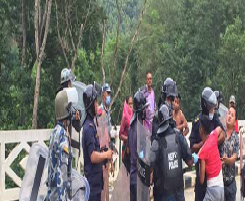 कोरोनाले ज्यान गुमाएकाको १२ घण्टापछि अ न्त्यष्टि,प्रहरि र स्थानीय बीच हा नाहान