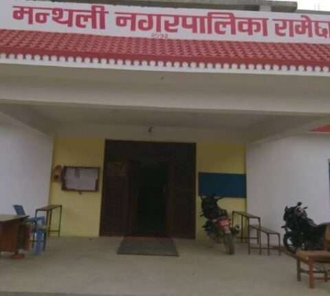 मन्थली नगरपालिका कार्यालय सिल, खाद्यान्न पसल पनि बिहान ५ बजेदेखी १० बजेसम्म खोल्न पाइने
