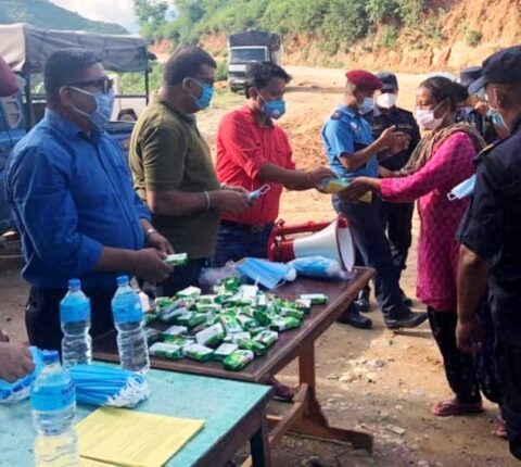 सामुदायिक प्रहरीद्वारा सेलेघाटमा साबुन र मास्क वितरण
