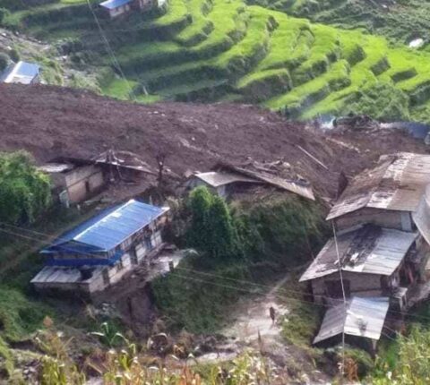 सिन्धुपाल्चोमा पहिरोले १३ घर बगे, ५ घरका मानिस सम्पर्कविहीन