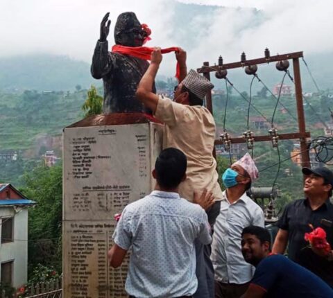 वीपी कोइरालाको १०७ औँ जन्म जयन्ती : रामेछापमा शालिकमा माल्यार्पण