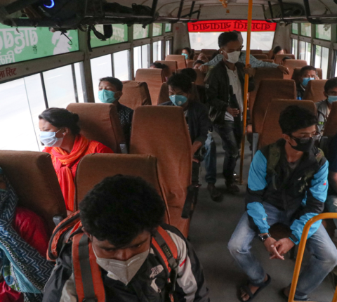 सार्वजनिक यातायातमा जोखिम,न स्यानिटाइजर भाडा मात्र बढी