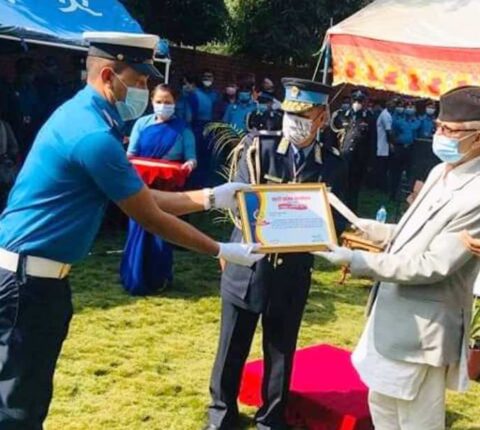 रामेछापका ट्राफिक प्रहरी प्रमुख रामेश्वर पाण्डे पुरस्कृत