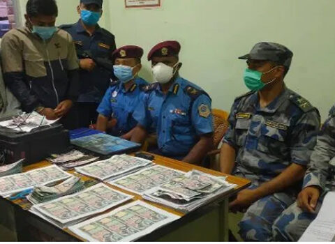 नक्क’ली नोटको विगविगीः नोट छाप्दै गरेका तीन जना रंगेहात पक्रा’उ