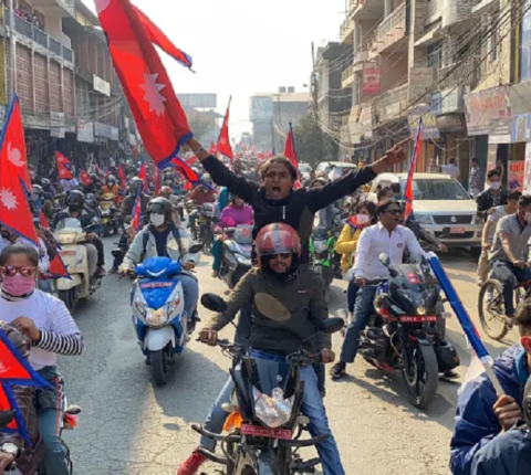 ‘राजा आउ देश बचाऊ’ को नारा सहित डरलाग्दो प्रदशन प्रचण्डको किल्ला चितवनमा