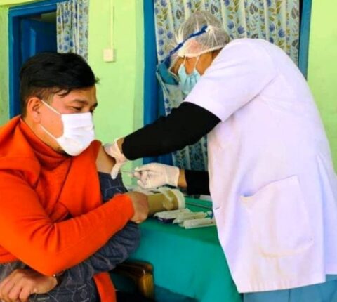 रामेछापमा कोरोना विरुद्धको दोश्रो चरणको खोप अभियान : पहिलो दिन ४९ जनाले खोप लगाए