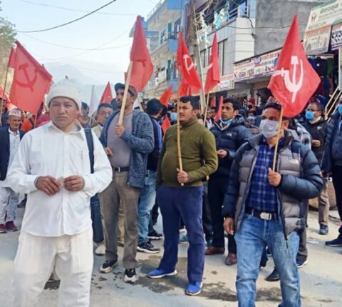 मन्थलीमा प्रचण्ड–माधव समुहको विरोध प्रदर्शन : ओली समुहका अध्यक्ष र सचिव पार्टीबाटै निष्काशित