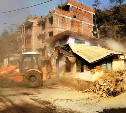 मन्थली नगरपालिकाले सार्वजनिक जग्गा मिचेर बनाइएका घर टहरा भत्कायो