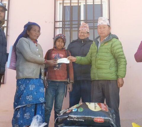 छिमेकीको कुटाइबाट ज्यान गुमाएका मेरमानको परिवारलाई गाउँपालिकाको सहयोग